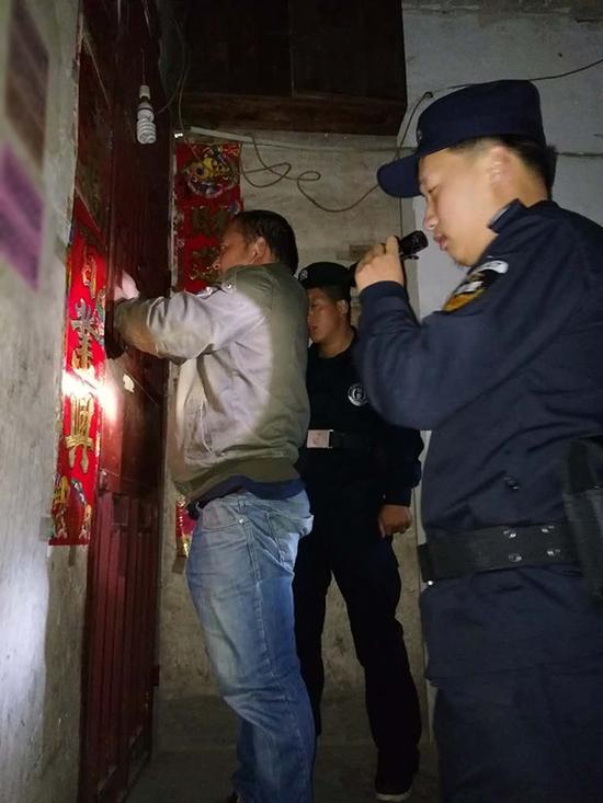 福州粗心妈妈误将幼女锁家中 民警全城寻开锁师傅开门